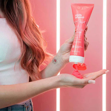 Add a playful pink pop to your hair with Milkshake Pink Lemonade Conditioner – a vibrant, temporary colour conditioner that enhances bleached or naturally blonde hair with a fun pink hue and a burst of fruity fragrance