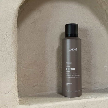 Experience the cleansing and oil absorbing prowess of this dry shampoo, offering body and texture for all hair types