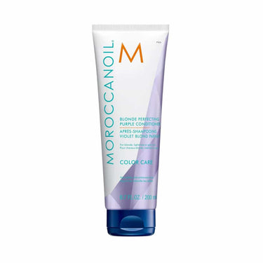 Say goodbye to brassiness with Moroccanoil Blonde Perfecting Purple Conditioner. This lightweight, tone-correcting conditioner is infused with violet pigments to neutralise yellow and orange tones in blonde, lightened, brunette, and grey hair